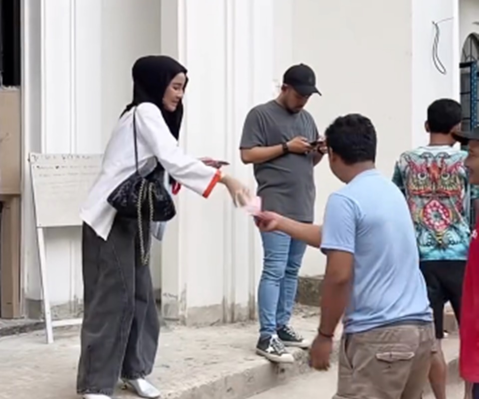 Shandy Purnamasari Bagi-bagi Rp10 Juta ke Tukang Yang Bangun Rumahnya [Instagram]